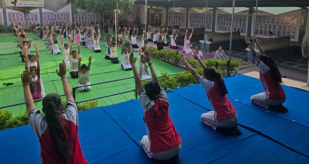 करो योग रहो निरोग-योग के प्रति जागरूकता लाने शक्ति के अनुनय कॉन्वेंट हायर सेकेंडरी स्कूल ने योग दिवस पर किया योगाभ्यास का कार्यक्रम डायरेक्टर योगेश साहू ने कहा- योग हमारे जीवन का एक हिस्सा. विद्यालय परिवार में दिखा योग को लेकर भारी उत्साह kshititech