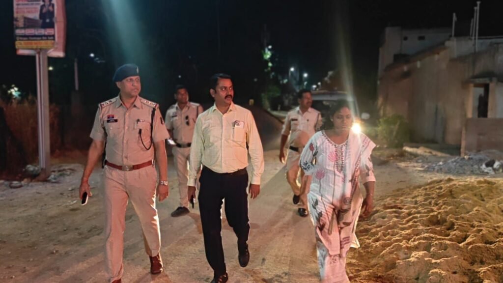 जिला मुख्यालय शक्ति में पुलिस का सगन जांच अभियान- एडिशनल एसपी।एसडीओ पुलिस सहित कोतवाली प्रभारी ने रेलवे स्टेशन एवं होटल में पहुंचकर करी जांच. पुलिस ने कहा- संदिग्धों की तत्काल दे थाने में जानकारी. एडिशनल एसपी पटेल ने कहा- संदिग्ध व्यक्तियों पर पुलिस रख रही लगातार नजर जिला मुख्यालय शक्ति में पुलिस का सगन जांच अभियान- एडिशनल एसपी।एसडीओ पुलिस सहित कोतवाली प्रभारी ने रेलवे स्टेशन एवं होटल में पहुंचकर करी जांच. पुलिस ने कहा- संदिग्धों की तत्काल दे थाने में जानकारी. एडिशनल एसपी पटेल ने कहा- संदिग्ध व्यक्तियों पर पुलिस रख रही लगातार नजर kshititech