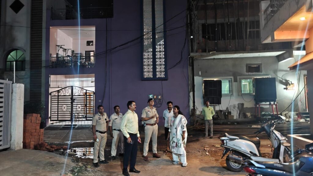 जिला मुख्यालय शक्ति में पुलिस का सगन जांच अभियान- एडिशनल एसपी।एसडीओ पुलिस सहित कोतवाली प्रभारी ने रेलवे स्टेशन एवं होटल में पहुंचकर करी जांच. पुलिस ने कहा- संदिग्धों की तत्काल दे थाने में जानकारी. एडिशनल एसपी पटेल ने कहा- संदिग्ध व्यक्तियों पर पुलिस रख रही लगातार नजर जिला मुख्यालय शक्ति में पुलिस का सगन जांच अभियान- एडिशनल एसपी।एसडीओ पुलिस सहित कोतवाली प्रभारी ने रेलवे स्टेशन एवं होटल में पहुंचकर करी जांच. पुलिस ने कहा- संदिग्धों की तत्काल दे थाने में जानकारी. एडिशनल एसपी पटेल ने कहा- संदिग्ध व्यक्तियों पर पुलिस रख रही लगातार नजर kshititech