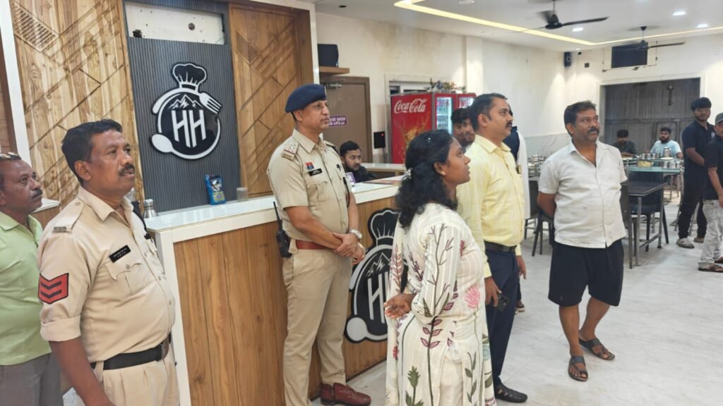 जिला मुख्यालय शक्ति में पुलिस का सगन जांच अभियान- एडिशनल एसपी।एसडीओ पुलिस सहित कोतवाली प्रभारी ने रेलवे स्टेशन एवं होटल में पहुंचकर करी जांच. पुलिस ने कहा- संदिग्धों की तत्काल दे थाने में जानकारी. एडिशनल एसपी पटेल ने कहा- संदिग्ध व्यक्तियों पर पुलिस रख रही लगातार नजर जिला मुख्यालय शक्ति में पुलिस का सगन जांच अभियान- एडिशनल एसपी।एसडीओ पुलिस सहित कोतवाली प्रभारी ने रेलवे स्टेशन एवं होटल में पहुंचकर करी जांच. पुलिस ने कहा- संदिग्धों की तत्काल दे थाने में जानकारी. एडिशनल एसपी पटेल ने कहा- संदिग्ध व्यक्तियों पर पुलिस रख रही लगातार नजर kshititech