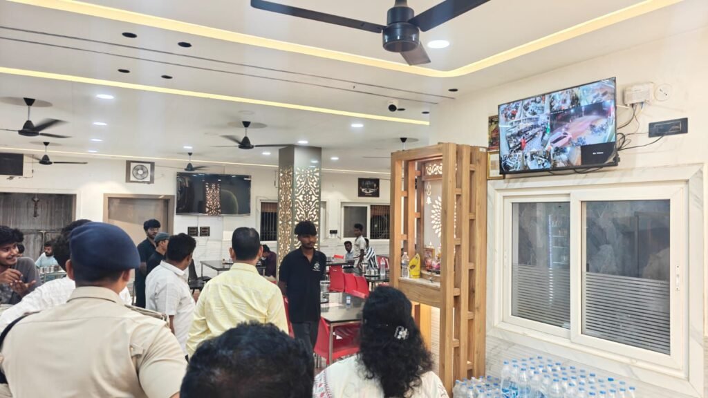 जिला मुख्यालय शक्ति में पुलिस का सगन जांच अभियान- एडिशनल एसपी।एसडीओ पुलिस सहित कोतवाली प्रभारी ने रेलवे स्टेशन एवं होटल में पहुंचकर करी जांच. पुलिस ने कहा- संदिग्धों की तत्काल दे थाने में जानकारी. एडिशनल एसपी पटेल ने कहा- संदिग्ध व्यक्तियों पर पुलिस रख रही लगातार नजर जिला मुख्यालय शक्ति में पुलिस का सगन जांच अभियान- एडिशनल एसपी।एसडीओ पुलिस सहित कोतवाली प्रभारी ने रेलवे स्टेशन एवं होटल में पहुंचकर करी जांच. पुलिस ने कहा- संदिग्धों की तत्काल दे थाने में जानकारी. एडिशनल एसपी पटेल ने कहा- संदिग्ध व्यक्तियों पर पुलिस रख रही लगातार नजर kshititech