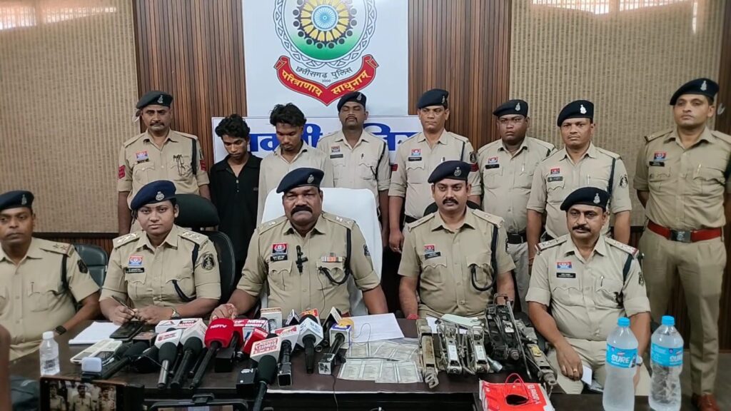 शक्ति जिले में दहशतगर्दी फैलाने वाले असामाजिक तत्वों को पुलिस ने किया गिरफ्तार. हाईटेक खोजबीन के बाद कारों का शीशा तोड़ने वाले बदमाश चढ़े पुलिस के हत्थे. पुलिस कप्तान के निर्देशन एडिशनल एसपी. एसडीओ पुलिस के मार्गदर्शन में मालखरौदा के टीआई प्रवीण सिंह राजपूत की बड़ी सफलता. प्रेस वार्ता में किया पुलिस ने खुलासा. 25 सीसी टीवी फुटेज एवं 400 मोबाइल खंगालने पर हुआ पूरा खुलासा kshititech