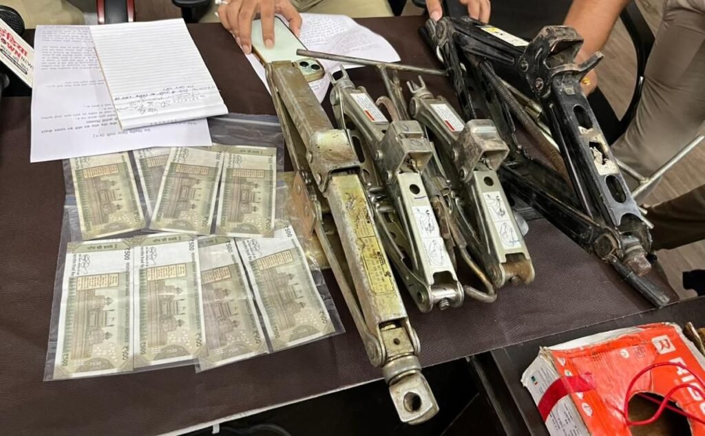 शक्ति जिले में दहशतगर्दी फैलाने वाले असामाजिक तत्वों को पुलिस ने किया गिरफ्तार. हाईटेक खोजबीन के बाद कारों का शीशा तोड़ने वाले बदमाश चढ़े पुलिस के हत्थे. पुलिस कप्तान के निर्देशन एडिशनल एसपी. एसडीओ पुलिस के मार्गदर्शन में मालखरौदा के टीआई प्रवीण सिंह राजपूत की बड़ी सफलता. प्रेस वार्ता में किया पुलिस ने खुलासा. 25 सीसी टीवी फुटेज एवं 400 मोबाइल खंगालने पर हुआ पूरा खुलासा kshititech