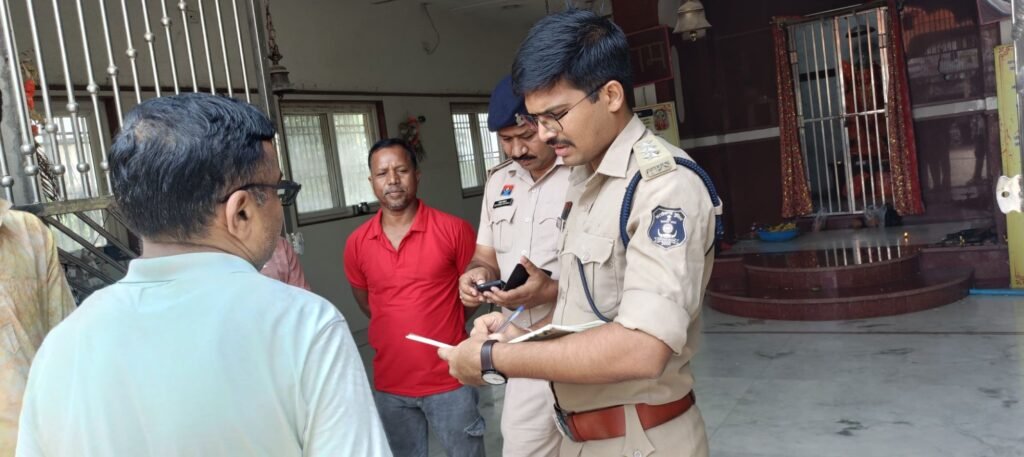 चंद्रपुर शहर के प्रसिद्ध हनुमान मंदिर में हुई चोरी. हनुमान जी के गले का हार एवं दान पेटी की रकम भी ले गए चोर. पुलिस ने बुलाया डॉग स्क्वायड चंद्रपुर शहर के प्रसिद्ध हनुमान मंदिर में हुई चोरी. हनुमान जी के गले का हार एवं दान पेटी की रकम भी ले गए चोर. पुलिस ने बुलाया डॉग स्क्वायड kshititech