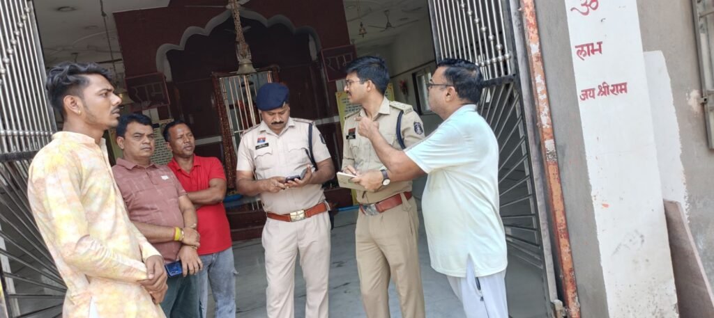 चंद्रपुर शहर के प्रसिद्ध हनुमान मंदिर में हुई चोरी. हनुमान जी के गले का हार एवं दान पेटी की रकम भी ले गए चोर. पुलिस ने बुलाया डॉग स्क्वायड चंद्रपुर शहर के प्रसिद्ध हनुमान मंदिर में हुई चोरी. हनुमान जी के गले का हार एवं दान पेटी की रकम भी ले गए चोर. पुलिस ने बुलाया डॉग स्क्वायड kshititech