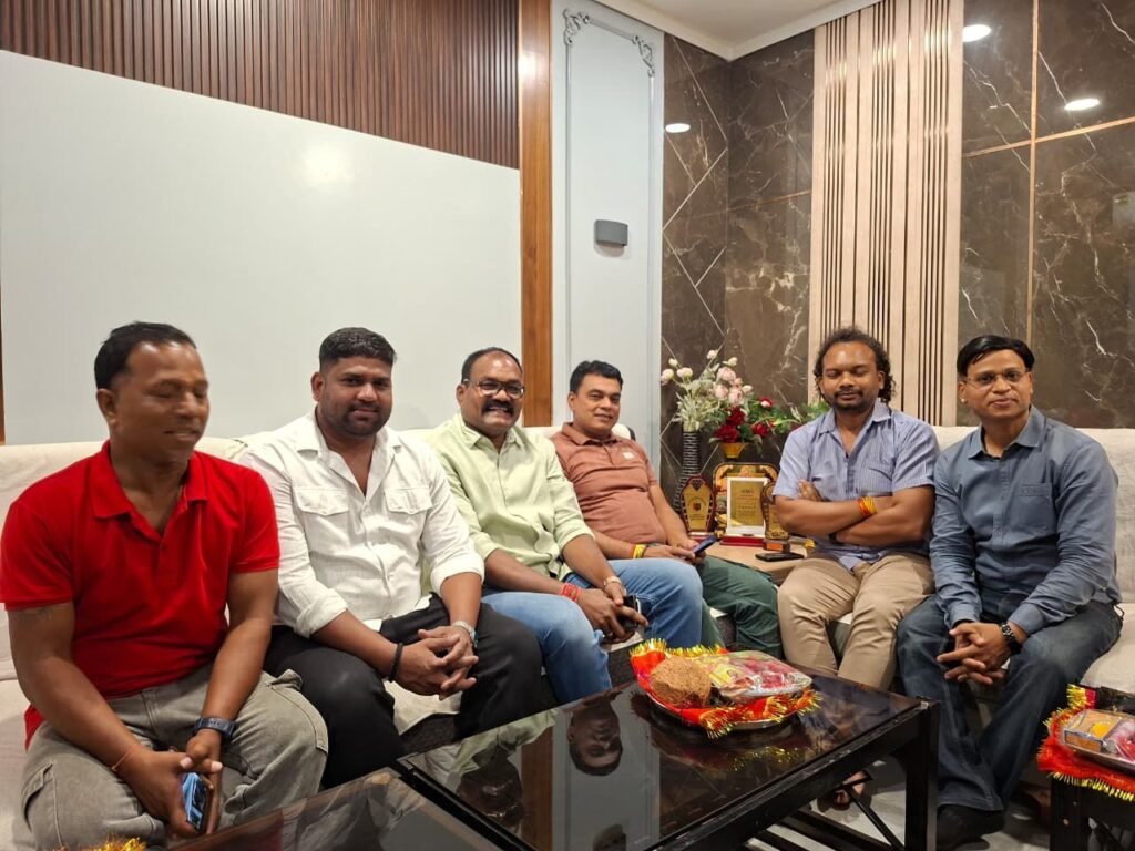 एसपी साहब ने टेका मत्था -मंगलवार को चंद्रहासिनी माता के दर्शन करने चंद्रपुर पहुंचे शक्ति जिले के पुलिस कप्तान प्रफुल्ल कुमार ठाकुर. जिले की जनता की सुख- समृद्धि की भी कामना की कप्तान साहब ने. मंदिर दर्शन की व्यवस्थाओं के संबंध में जानकारी भी लिए एसपी साहब ने kshititech