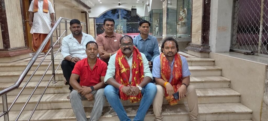 एसपी साहब ने टेका मत्था -मंगलवार को चंद्रहासिनी माता के दर्शन करने चंद्रपुर पहुंचे शक्ति जिले के पुलिस कप्तान प्रफुल्ल कुमार ठाकुर. जिले की जनता की सुख- समृद्धि की भी कामना की कप्तान साहब ने. मंदिर दर्शन की व्यवस्थाओं के संबंध में जानकारी भी लिए एसपी साहब ने kshititech