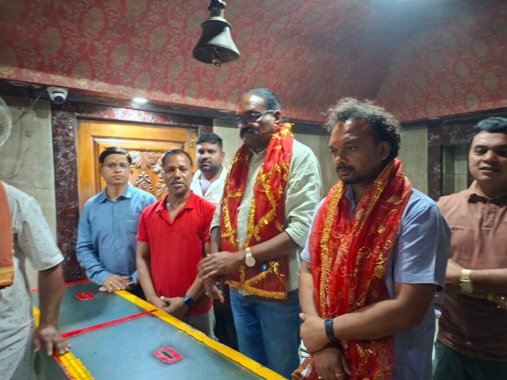 एसपी साहब ने टेका मत्था -मंगलवार को चंद्रहासिनी माता के दर्शन करने चंद्रपुर पहुंचे शक्ति जिले के पुलिस कप्तान प्रफुल्ल कुमार ठाकुर. जिले की जनता की सुख- समृद्धि की भी कामना की कप्तान साहब ने. मंदिर दर्शन की व्यवस्थाओं के संबंध में जानकारी भी लिए एसपी साहब ने kshititech