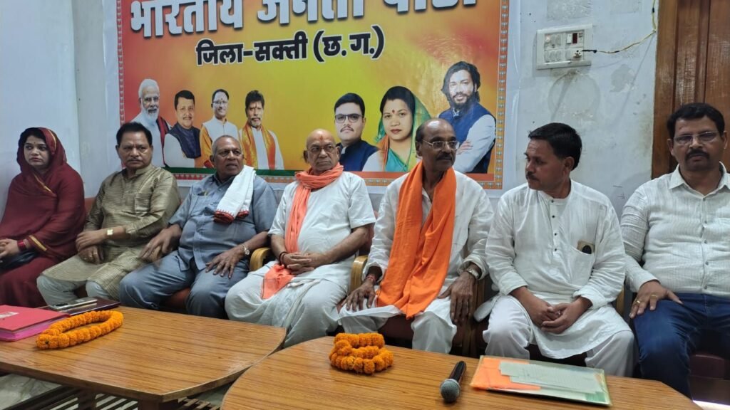 इमरजेंसी का वृतांत सुनाते आंखों से आंसू निकल पड़े मीसा बंदियों के-आपातकाल में जेलो की यात्रा करने वाले शक्ति के भाजपा नेताओं का किया गया सम्मान. आर्टिस्ट भाजपा नेता राम अवतार अग्रवाल ने कहा- देश में इमरजेंसी लगाने वाली तत्कालीन प्रधानमंत्री विपक्ष को ही करना चाहती थी नेस्तनाबूद kshititech