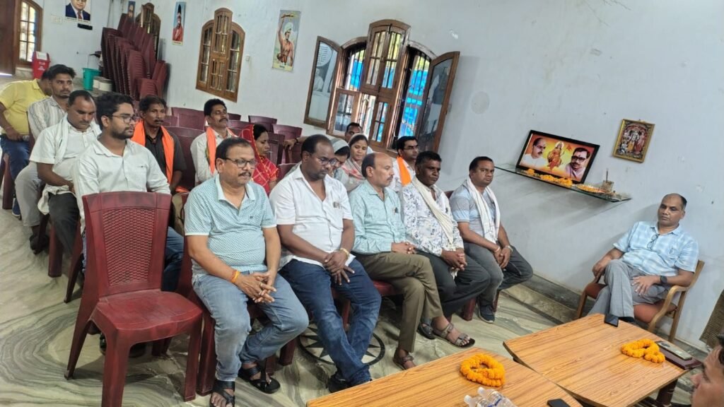 इमरजेंसी का वृतांत सुनाते आंखों से आंसू निकल पड़े मीसा बंदियों के-आपातकाल में जेलो की यात्रा करने वाले शक्ति के भाजपा नेताओं का किया गया सम्मान. आर्टिस्ट भाजपा नेता राम अवतार अग्रवाल ने कहा- देश में इमरजेंसी लगाने वाली तत्कालीन प्रधानमंत्री विपक्ष को ही करना चाहती थी नेस्तनाबूद kshititech