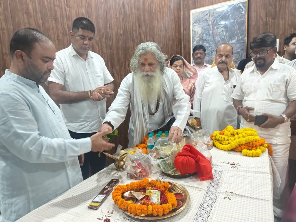 नव निर्वाचित उपाध्यक्ष अंशुल गोयल ने किया पदभार ग्रहण.नगर पंचायत शिवनंदनपुर के प्रथम उपाध्यक्ष बने अंशुल गोयल, समर्थकों में दिखा उत्साह. अंशुल ने कहा- शहर विकास के लिए मिलजुल करेंगे काम kshititech
