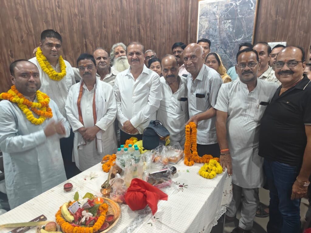 नव निर्वाचित उपाध्यक्ष अंशुल गोयल ने किया पदभार ग्रहण.नगर पंचायत शिवनंदनपुर के प्रथम उपाध्यक्ष बने अंशुल गोयल, समर्थकों में दिखा उत्साह. अंशुल ने कहा- शहर विकास के लिए मिलजुल करेंगे काम kshititech