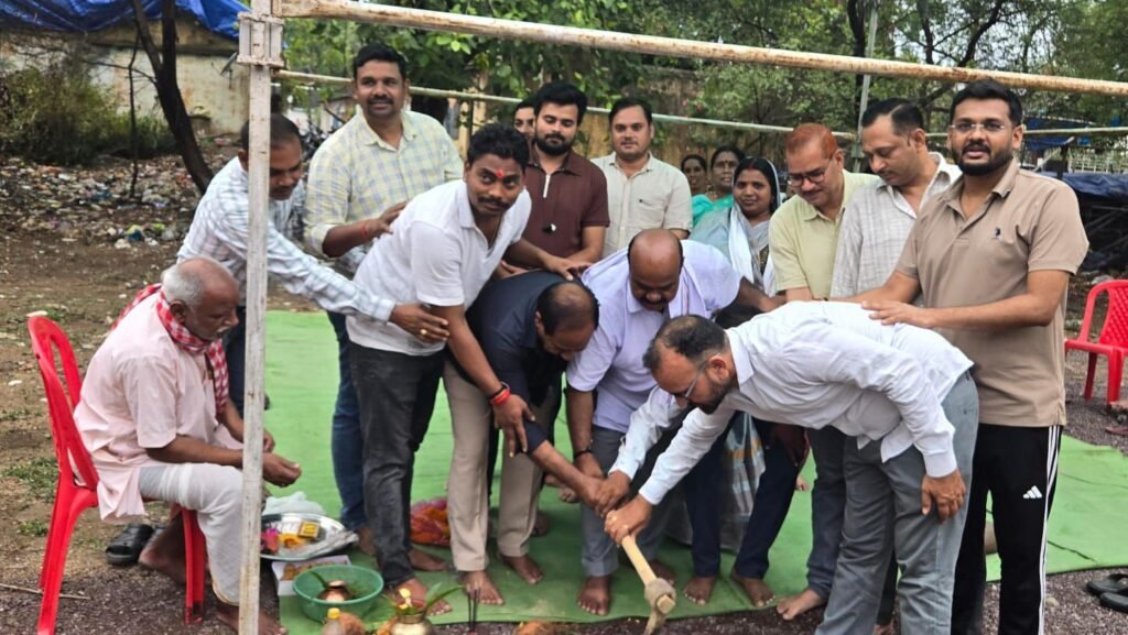 जांजगीर में 12 लाख की लागत से बनेगा नया आंगनबाड़ी भवन। विधायक व्यास कश्यप ने किया भूमि पूजन। कांग्रेस नेता गुलजार सिंह भी रहे मौजूद kshititech