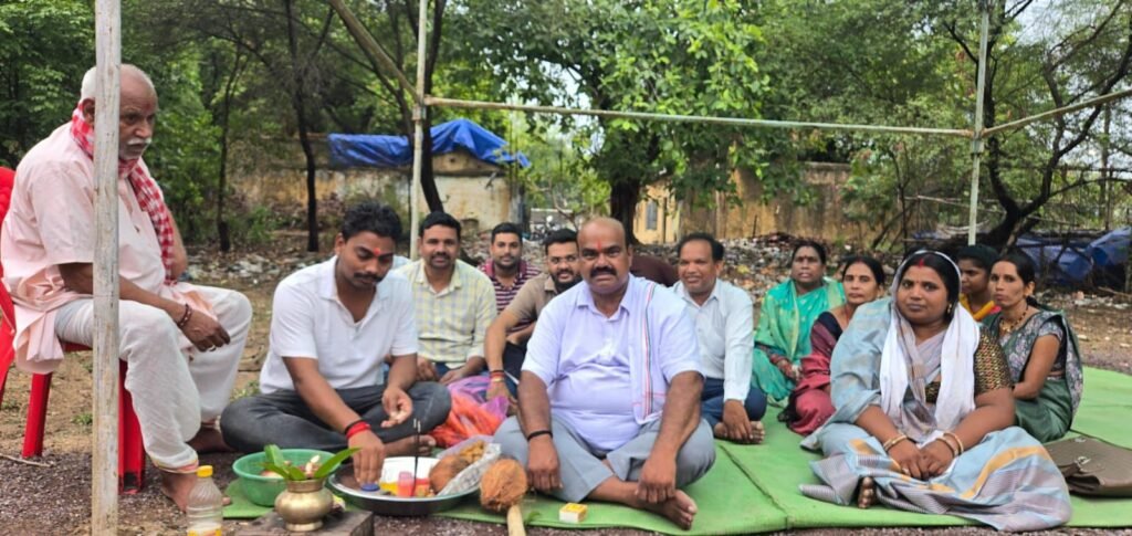 जांजगीर में 12 लाख की लागत से बनेगा नया आंगनबाड़ी भवन। विधायक व्यास कश्यप ने किया भूमि पूजन। कांग्रेस नेता गुलजार सिंह भी रहे मौजूद kshititech