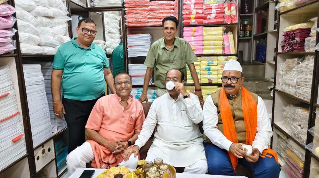 बिलासपुर में उपमुख्यमंत्री अरुण साव ने किया संभागीय अग्रवाल महासभा की वेंटिलेटर युक्त आधुनिक एंबुलेंस का लोकार्पण. ओमप्रकाश अग्रवाल के प्रतिष्ठान में आयोजित कार्यक्रम में चाय पर चर्चा भी हुई डिप्टी सीएम साहब से. डिप्टी सीएम साहब ने कहा- अग्रवाल समाज सदैव सेवा कार्यों में रहता है आगे kshititech