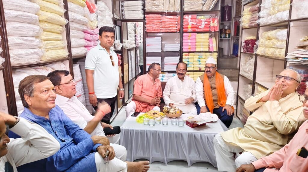 बिलासपुर में उपमुख्यमंत्री अरुण साव ने किया संभागीय अग्रवाल महासभा की वेंटिलेटर युक्त आधुनिक एंबुलेंस का लोकार्पण. ओमप्रकाश अग्रवाल के प्रतिष्ठान में आयोजित कार्यक्रम में चाय पर चर्चा भी हुई डिप्टी सीएम साहब से. डिप्टी सीएम साहब ने कहा- अग्रवाल समाज सदैव सेवा कार्यों में रहता है आगे kshititech
