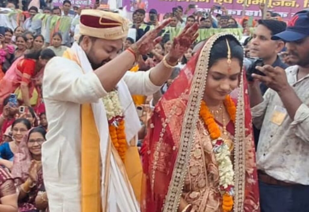 अनूठा उदाहरण-राजनीति में पेश की सादगी की मिसाल- बेमेतरा के विधायक दीपेश साहू ने मुख्यमंत्री कन्या विवाह योजना में रचाया अपना विवाह. निर्धन परिवार की बेटी के साथ लिए सात फेरे. लग्जरी वाहन को त्याग कर बैलगाड़ी में निकली बारात. छत्तीसगढ़ के उपमुख्यमंत्री अरुण साव बने सारथी kshititech
