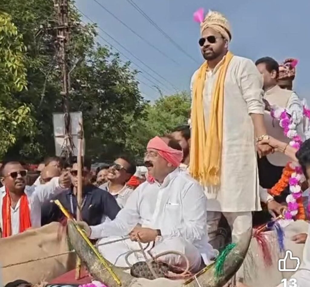 अनूठा उदाहरण-राजनीति में पेश की सादगी की मिसाल- बेमेतरा के विधायक दीपेश साहू ने मुख्यमंत्री कन्या विवाह योजना में रचाया अपना विवाह. निर्धन परिवार की बेटी के साथ लिए सात फेरे. लग्जरी वाहन को त्याग कर बैलगाड़ी में निकली बारात. छत्तीसगढ़ के उपमुख्यमंत्री अरुण साव बने सारथी kshititech