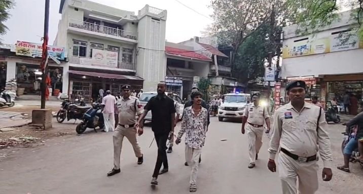 धन्यवाद शक्ति पुलिस-गुंडों का निकला जुलूस-शक्ति पुलिस की बड़ी सफलता-24 घंटे के अंदर शहर में मोटरसाइकिल को आग लगने वाले दो आरोपियों को किया गिरफ्तार.पुलिस ने निकाला गुंडों का जुलूस. एसपी साहब का संदेश- शक्ति जिले में गुंडा तत्वों। बदमाशों पर पुलिस करेगी सख्ती से कार्रवाई. नहीं बक्शे जायेंगे अपराधी. शहर की जनता ने किया पुलिस प्रशासन का धन्यवाद kshititech