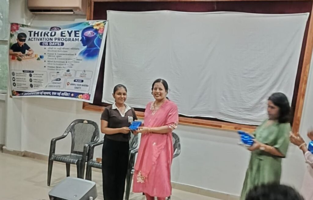 शक्ति के बच्चे आंखों में पट्टी बांधकर चलाएंगे साइकिल-कमाल कर दिया विनीता मैडम की ट्रेनिंग ने -शक्ति के गिरिराज रेन बसेरा में थर्ड आई एक्टिवेशन प्रोग्राम का 4 जून को हुआ समापन. प्रतिभागियों को पुरस्कार वितरण के साथ ही प्रशिक्षक विनीता मैडम ने कहा- शक्ति अंचल के बच्चों की इस अद्वितीय प्रतिभा को करती हूं नमन kshititech