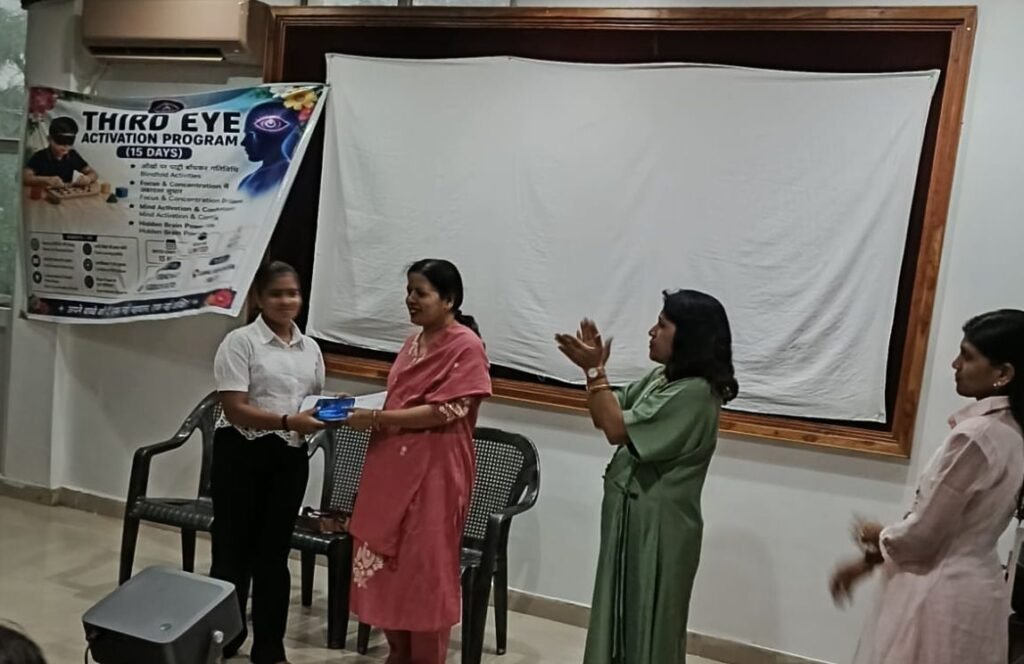 शक्ति के बच्चे आंखों में पट्टी बांधकर चलाएंगे साइकिल-कमाल कर दिया विनीता मैडम की ट्रेनिंग ने -शक्ति के गिरिराज रेन बसेरा में थर्ड आई एक्टिवेशन प्रोग्राम का 4 जून को हुआ समापन. प्रतिभागियों को पुरस्कार वितरण के साथ ही प्रशिक्षक विनीता मैडम ने कहा- शक्ति अंचल के बच्चों की इस अद्वितीय प्रतिभा को करती हूं नमन kshititech