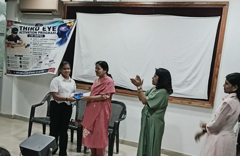 शक्ति के बच्चे आंखों में पट्टी बांधकर चलाएंगे साइकिल-कमाल कर दिया विनीता मैडम की ट्रेनिंग ने -शक्ति के गिरिराज रेन बसेरा में थर्ड आई एक्टिवेशन प्रोग्राम का 4 जून को हुआ समापन. प्रतिभागियों को पुरस्कार वितरण के साथ ही प्रशिक्षक विनीता मैडम ने कहा- शक्ति अंचल के बच्चों की इस अद्वितीय प्रतिभा को करती हूं नमन kshititech