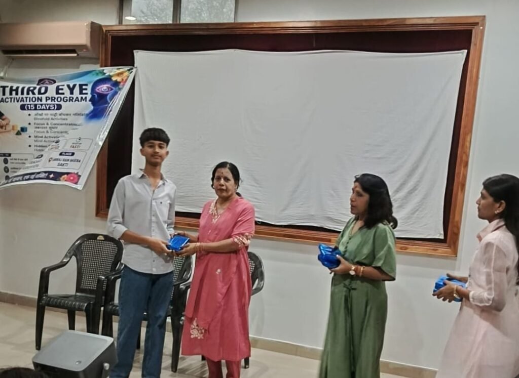 शक्ति के बच्चे आंखों में पट्टी बांधकर चलाएंगे साइकिल-कमाल कर दिया विनीता मैडम की ट्रेनिंग ने -शक्ति के गिरिराज रेन बसेरा में थर्ड आई एक्टिवेशन प्रोग्राम का 4 जून को हुआ समापन. प्रतिभागियों को पुरस्कार वितरण के साथ ही प्रशिक्षक विनीता मैडम ने कहा- शक्ति अंचल के बच्चों की इस अद्वितीय प्रतिभा को करती हूं नमन kshititech