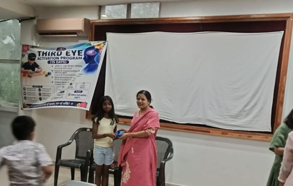 शक्ति के बच्चे आंखों में पट्टी बांधकर चलाएंगे साइकिल-कमाल कर दिया विनीता मैडम की ट्रेनिंग ने -शक्ति के गिरिराज रेन बसेरा में थर्ड आई एक्टिवेशन प्रोग्राम का 4 जून को हुआ समापन. प्रतिभागियों को पुरस्कार वितरण के साथ ही प्रशिक्षक विनीता मैडम ने कहा- शक्ति अंचल के बच्चों की इस अद्वितीय प्रतिभा को करती हूं नमन kshititech