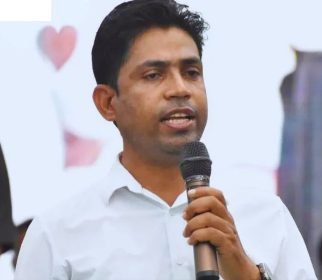 अपने आप को पुष्पा बताने वाले जहांगीर खान को बंगाल की स्पेशल टास्क फोर्स ने नेपाल बॉर्डर पर किया गिरफ्तार. अभिषेक बनर्जी के खास हुआ करते थे जहांगीर अपने आप को पुष्पा बताने वाले जहांगीर खान को बंगाल की स्पेशल टास्क फोर्स ने नेपाल बॉर्डर पर किया गिरफ्तार. अभिषेक बनर्जी के खास हुआ करते थे जहांगीर kshititech