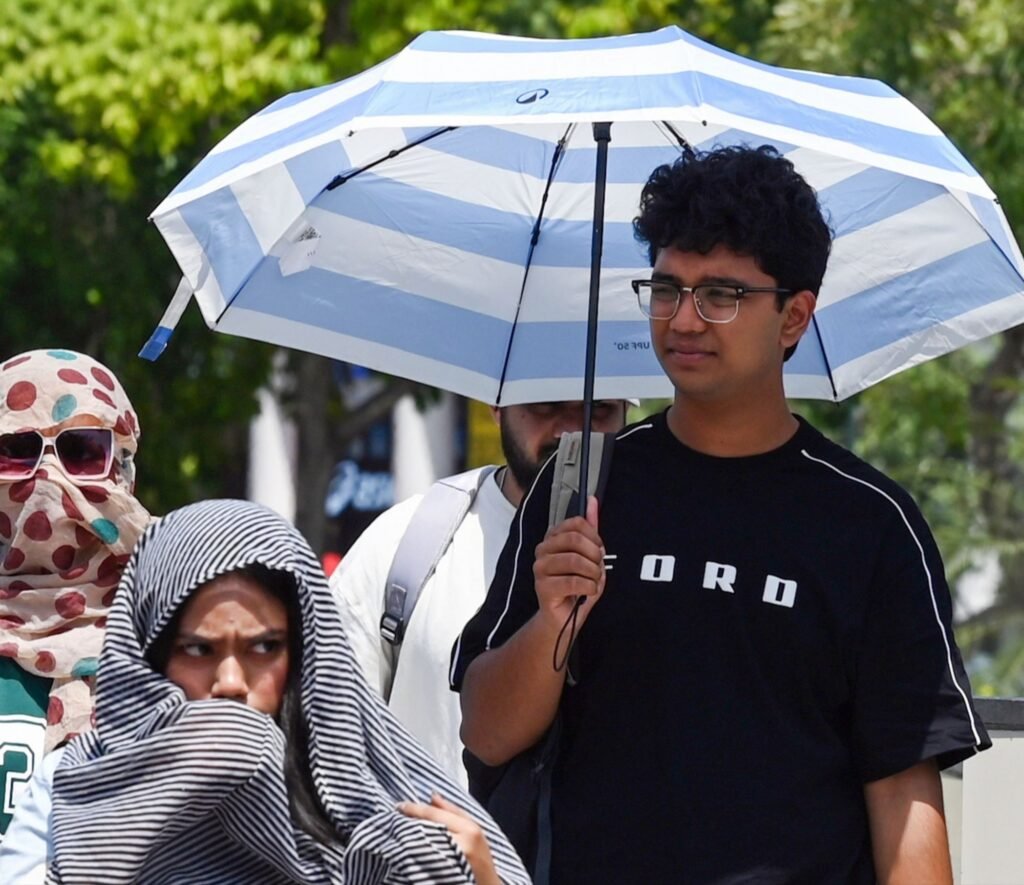 भटका मानसून,- बारिश के लिए अभी और करना होगा इंतजार. राजधानी में भारी गर्मी से लोग परेशान भटका मानसून,- बारिश के लिए अभी और करना होगा इंतजार. राजधानी में भारी गर्मी से लोग परेशान kshititech