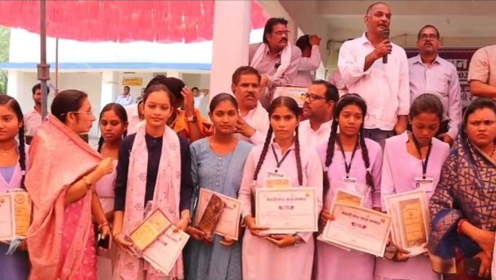 1006 आवेदनों में 461 आवेदनों का मौके पर ही किया गया निराकरण- शक्ति जिला प्रशासन की बड़ी पहल। ठठारी के शिविर में उमड़ा 19 पंचायत के ग्रामीणों का सैलाब. शक्ति जिले में सुशासन तिहार के शिविर आम जनता के लिए बने वरदान 1006 आवेदनों में 461 आवेदनों का मौके पर ही किया गया निराकरण- शक्ति जिला प्रशासन की बड़ी पहल। ठठारी के शिविर में उमड़ा 19 पंचायत के ग्रामीणों का सैलाब. शक्ति जिले में सुशासन तिहार के शिविर आम जनता के लिए बने वरदान kshititech