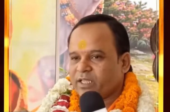 रेप के मामले में छत्तीसगढ़ के चावल वाले बाबा नरेंद्र नयन शास्त्री पुलिस हिरासत में. मुख्यमंत्री बदलने का किया था दावा. कौन नेता कितने वोट से जीतेगा इसका दावा भी करते थे बाबा। बाबा से मिलने रात- रात भर लोग बैठे रहते थे दरवाजे के बाहर. बागबाहरा पुलिस ने किया अरेस्ट रेप के मामले में छत्तीसगढ़ के चावल वाले बाबा नरेंद्र नयन शास्त्री पुलिस हिरासत में. मुख्यमंत्री बदलने का किया था दावा. कौन नेता कितने वोट से जीतेगा इसका दावा भी करते थे बाबा। बाबा से मिलने रात- रात भर लोग बैठे रहते थे दरवाजे के बाहर. बागबाहरा पुलिस ने किया अरेस्ट kshititech