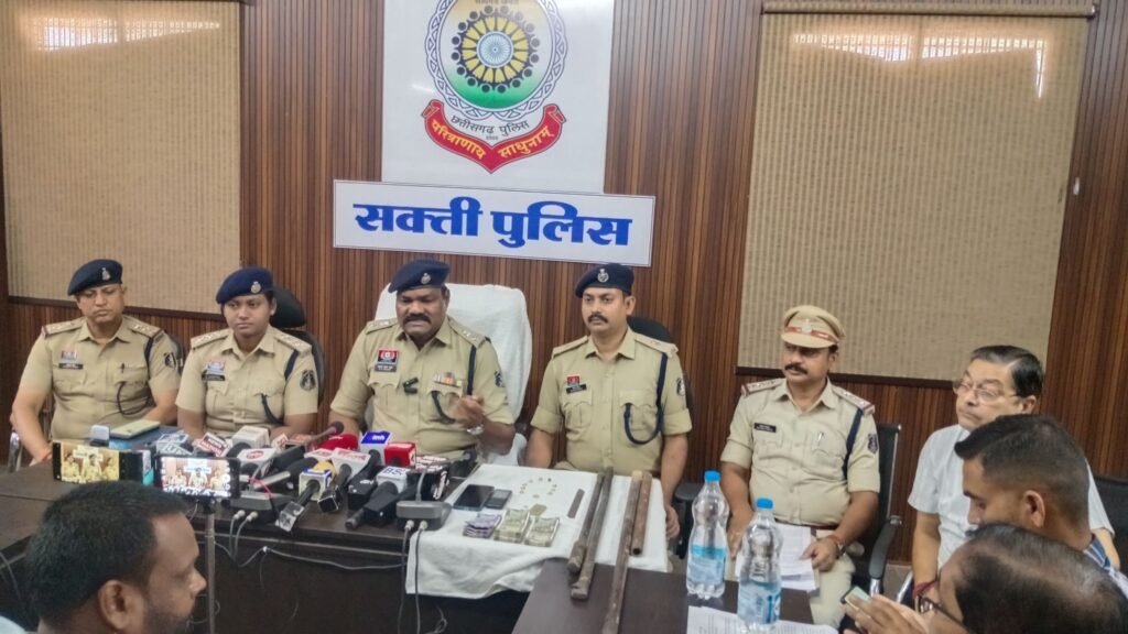 सफलताओं पर लगातार सफलता- शक्ति पुलिस की सक्रियता को नमन. एक हफ्ते में ही सुलझा दी मर्डर मिस्ट्री. मर्डर के आरोपियों सहित लूट की रकम एवं आभूषण खरीदने वाला व्यापारी भी गिरफ्तार. आरोपियों ने 2 साल पहले भी दिया था डबल मर्डर हत्याकांड को अंजाम. प्रेस वार्ता में एसपी साहब ने किया पूरे मामला का खुलासा. Ceir पोर्टल का उपयोग बना मामले को सुलझाने में सहायक सफलताओं पर लगातार सफलता- शक्ति पुलिस की सक्रियता को नमन. एक हफ्ते में ही सुलझा दी मर्डर मिस्ट्री. मर्डर के आरोपियों सहित लूट की रकम एवं आभूषण खरीदने वाला व्यापारी भी गिरफ्तार. आरोपियों ने 2 साल पहले भी दिया था डबल मर्डर हत्याकांड को अंजाम. प्रेस वार्ता में एसपी साहब ने किया पूरे मामला का खुलासा. Ceir पोर्टल का उपयोग बना मामले को सुलझाने में सहायक kshititech