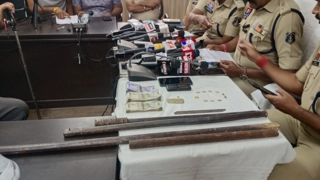 सफलताओं पर लगातार सफलता- शक्ति पुलिस की सक्रियता को नमन. एक हफ्ते में ही सुलझा दी मर्डर मिस्ट्री. मर्डर के आरोपियों सहित लूट की रकम एवं आभूषण खरीदने वाला व्यापारी भी गिरफ्तार. आरोपियों ने 2 साल पहले भी दिया था डबल मर्डर हत्याकांड को अंजाम. प्रेस वार्ता में एसपी साहब ने किया पूरे मामला का खुलासा. Ceir पोर्टल का उपयोग बना मामले को सुलझाने में सहायक सफलताओं पर लगातार सफलता- शक्ति पुलिस की सक्रियता को नमन. एक हफ्ते में ही सुलझा दी मर्डर मिस्ट्री. मर्डर के आरोपियों सहित लूट की रकम एवं आभूषण खरीदने वाला व्यापारी भी गिरफ्तार. आरोपियों ने 2 साल पहले भी दिया था डबल मर्डर हत्याकांड को अंजाम. प्रेस वार्ता में एसपी साहब ने किया पूरे मामला का खुलासा. Ceir पोर्टल का उपयोग बना मामले को सुलझाने में सहायक kshititech