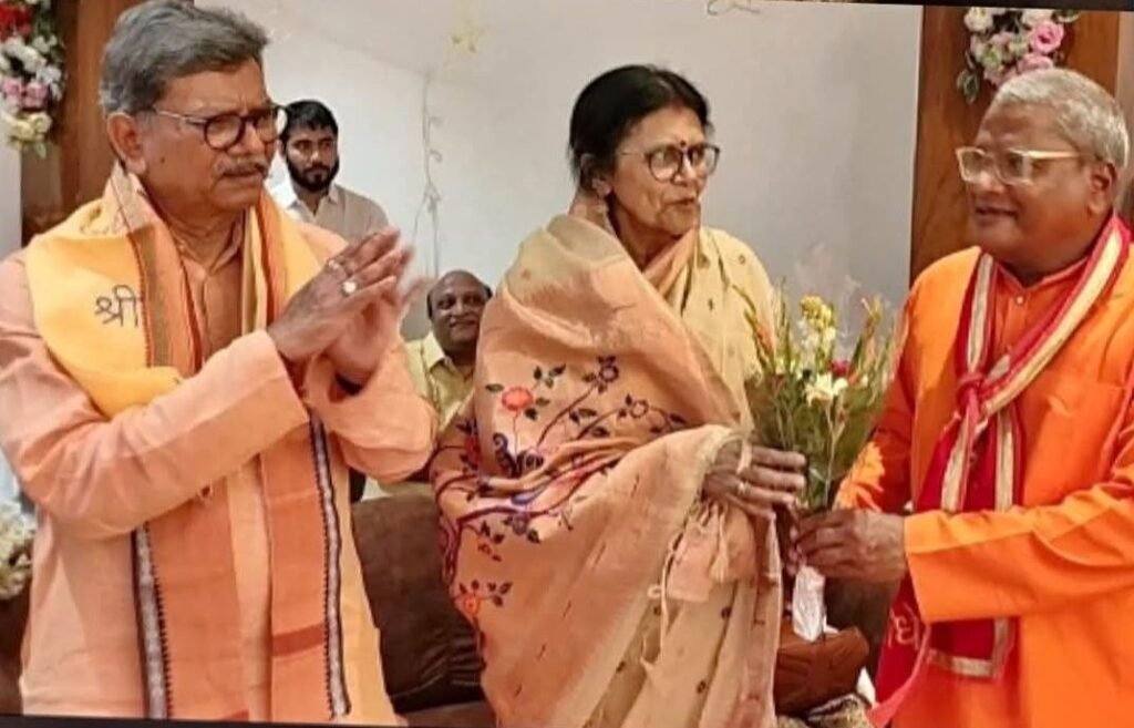 शक्ति में हुआ श्री राम कथा का भव्य शुभारंभ प्रसिद्ध कथा वाचक राजेंद्र प्रसाद रामायणी जी करवा रहे कथा का रसपान. 9 जून को कथा शुभारंभ पर पहुंचे महंत दंपति. नेता प्रतिपक्ष महंत. सांसद ज्योत्सना महंत।सूरज महंत सहित नगर पालिका अध्यक्ष श्यामसुंदर ने भी किया कथा श्रवण. श्री राम मानस मंडली शक्ति के मांगेराम अग्रवाल ने कहा- 51 टीकाकारों को किया जाएगा मानस हंस सम्मान से सम्मानित kshititech