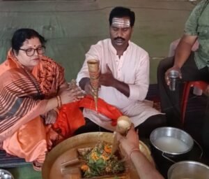 10 जून को छत्तीसगढ़ के मदकू द्वीप में हुआ विशाल संत सम्मेलन. छत्तीसगढ़ प्रदेश घर वापसी प्रमुख अंजू गबेल ने भी किया संत सम्मेलन को संबोधित. अंजू ने कहा- प्रदेश में सनातन धर्म की रक्षा के लिए लगातार प्रयासों की आवश्यकता.अवैध धनवंतरण के शिकार लोगों की हो रही घर वापसी.150 संतों की उपस्थिति में सनातन धर्म की रक्षा का लिया गया संकल्प kshititech