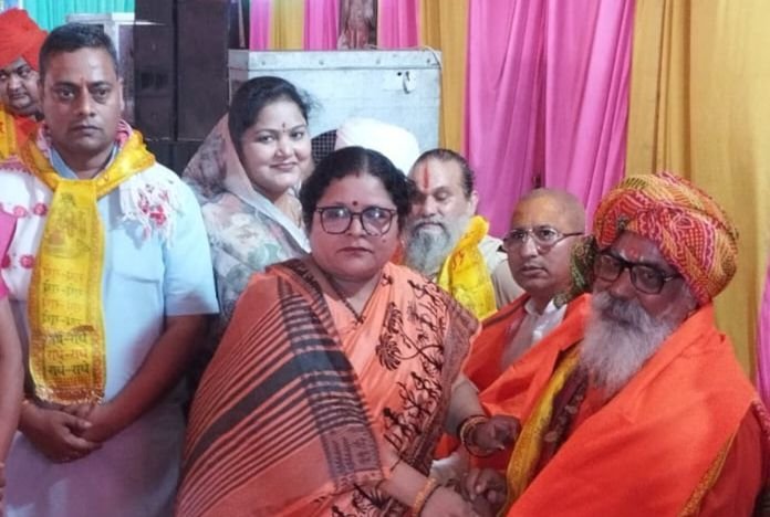 10 जून को छत्तीसगढ़ के मदकू द्वीप में हुआ विशाल संत सम्मेलन. छत्तीसगढ़ प्रदेश घर वापसी प्रमुख अंजू गबेल ने भी किया संत सम्मेलन को संबोधित. अंजू ने कहा- प्रदेश में सनातन धर्म की रक्षा के लिए लगातार प्रयासों की आवश्यकता.अवैध धनवंतरण के शिकार लोगों की हो रही घर वापसी.150 संतों की उपस्थिति में सनातन धर्म की रक्षा का लिया गया संकल्प kshititech
