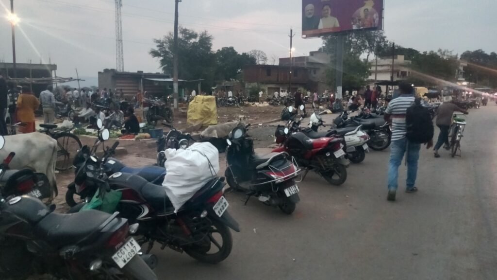 एक बाइक पर चार सवारी-शक्ति ट्रैफिक पुलिस ने किया चालान. कहा अबकी बार करोगे गलती तो होगी बड़ी कार्रवाई। 12 जून को जिला मुख्यालय शक्ति में यातायात विभाग ने की बड़ी कार्रवाई. 25 गाड़ियों को किया गया चालान. चार सवारी वाले को इतना भी डर नहीं की थाने के सामने से निकल रहा है. हौसले बुलंद हैं ट्रैफिक नियम का उल्लंघन करने वालों के kshititech