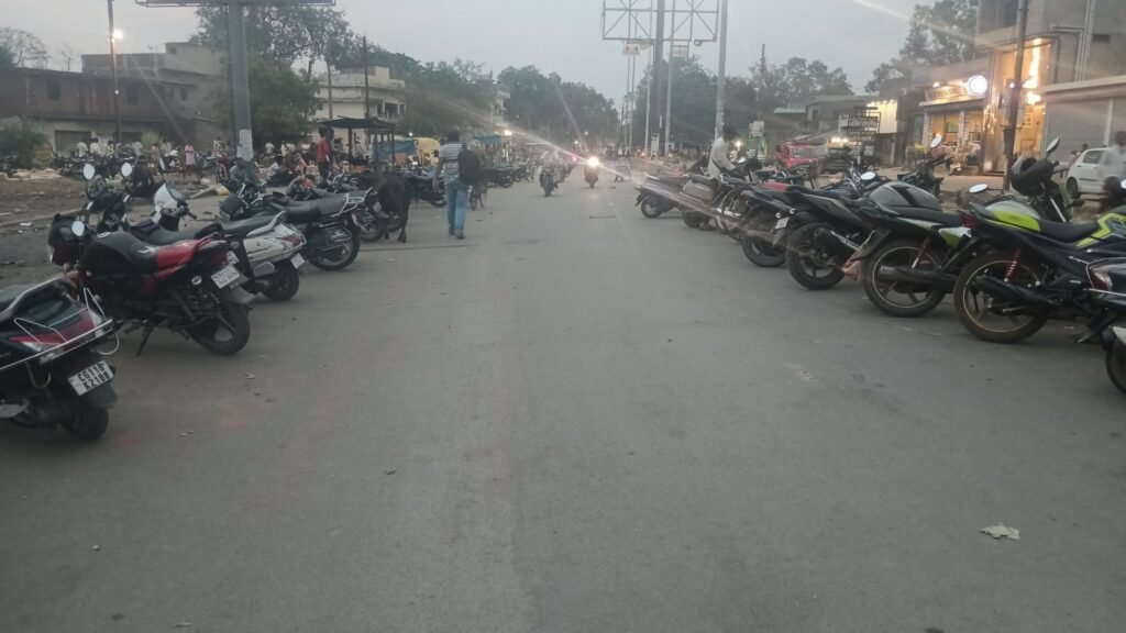 एक बाइक पर चार सवारी-शक्ति ट्रैफिक पुलिस ने किया चालान. कहा अबकी बार करोगे गलती तो होगी बड़ी कार्रवाई। 12 जून को जिला मुख्यालय शक्ति में यातायात विभाग ने की बड़ी कार्रवाई. 25 गाड़ियों को किया गया चालान. चार सवारी वाले को इतना भी डर नहीं की थाने के सामने से निकल रहा है. हौसले बुलंद हैं ट्रैफिक नियम का उल्लंघन करने वालों के kshititech