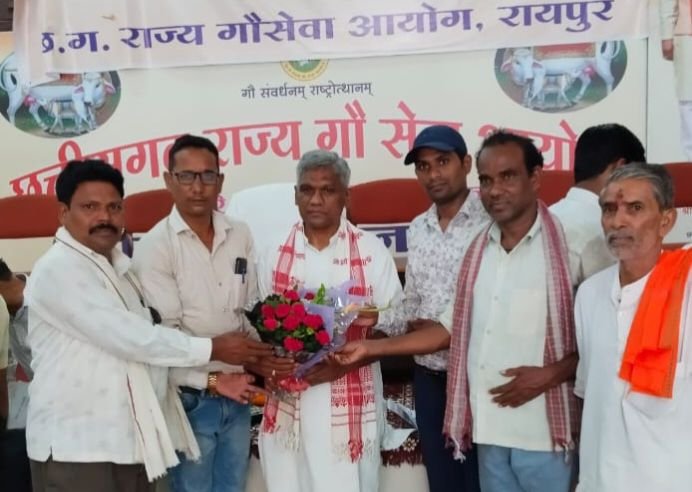 छत्तीसगढ़ गौ सेवा आयोग से पंजीकृत हुई श्री कृष्ण गौशाला समिति. आयोग के अध्यक्ष विशेषर पटेल ने सौंपा समिति के सदस्यों को पंजीयन प्रमाण पत्र. राज्य शासन से भी अब मिलेगी गौशाला को सहायता kshititech