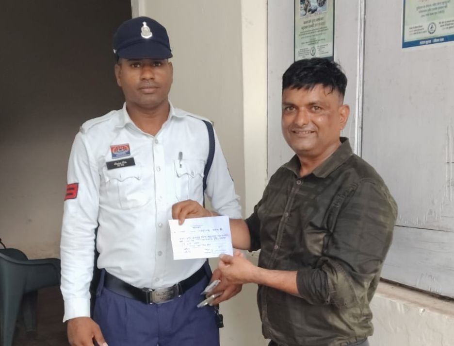 शराबी ड्राइवर पर शक्ति जिले की ट्रैफिक विभाग की सख्ती - शराब पीकर गाड़ी चलाने पर ड्राइवर पर किया दस हजार रुपए का बड़ा जुर्माना. ड्राइवर ने कहा- अब कभी नहीं पियूंगा शराब. शक्ति ट्रैफिक पुलिस की सक्रियता से शराब पीकर वाहन चलाने वालों की संख्या में आई कमी kshititech