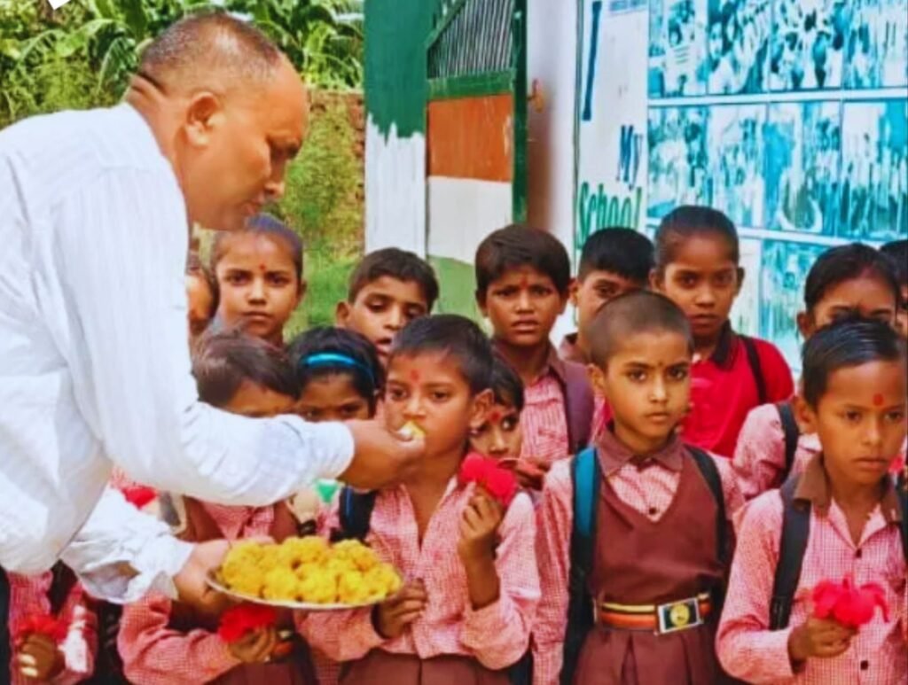 स्कूलों में 16 जून को रोली टीका लगाकर हुआ बच्चों का स्वागत. बड़े उत्साह से बच्चे पहुंचे स्कूल. शासन के निर्देश पर पहले दिन स्कूलों में हुआ राष्ट्रगान. भोजन मंत्र एवं प्रार्थनाएं kshititech