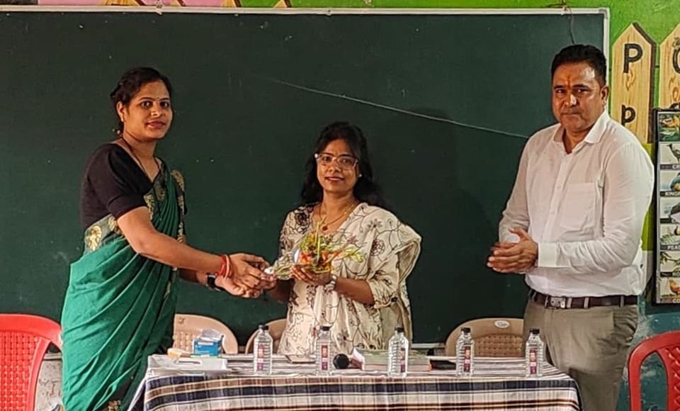 शक्ति के गुंजन एजुकेशन सेंटर में शिक्षकों के व्यक्तित्व एवं शिक्षण कौशल उन्नयन हेतु हुआ मोटिवेशन का कार्यक्रम. मास्टर ट्रेनर अन्नपूर्णा पवार ने बताई प्रभावी शिक्षण तकनीक. 25 शिक्षकों को किया गया प्रशिक्षित शहर का अंग्रेजी एवं हिंदी माध्यम का सर्वश्रेष्ठ विद्यालय है गुंजन एजुकेशन सेंटर माध्यमिक विद्यालय शक्ति के गुंजन एजुकेशन सेंटर में शिक्षकों के व्यक्तित्व एवं शिक्षण कौशल उन्नयन हेतु हुआ मोटिवेशन का कार्यक्रम. मास्टर ट्रेनर अन्नपूर्णा पवार ने बताई प्रभावी शिक्षण तकनीक. 25 शिक्षकों को किया गया प्रशिक्षित शहर का अंग्रेजी एवं हिंदी माध्यम का सर्वश्रेष्ठ विद्यालय है गुंजन एजुकेशन सेंटर माध्यमिक विद्यालय kshititech