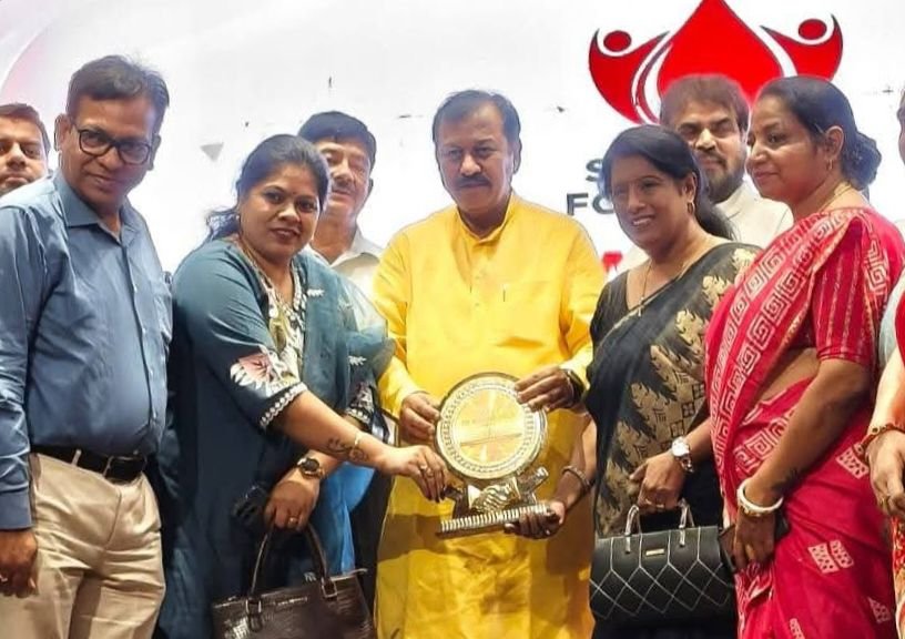 रक्तदान के क्षेत्र में उत्कृष्ट कार्य के लिए राज्य की प्रतिष्ठित सामाजिक संस्था श्रुति फाउंडेशन छत्तीसगढ़ हुई सम्मानित। संस्था की संस्थापक नीतू श्रीवास्तव सहित सदस्यों ने ग्रहण किया सम्मान. अवसर था विश्व रक्तदान दिवस के आयोजन का. नीतू ने कहा- यह सम्मान उनकी समिति के सभी सदस्यों को समर्पित kshititech