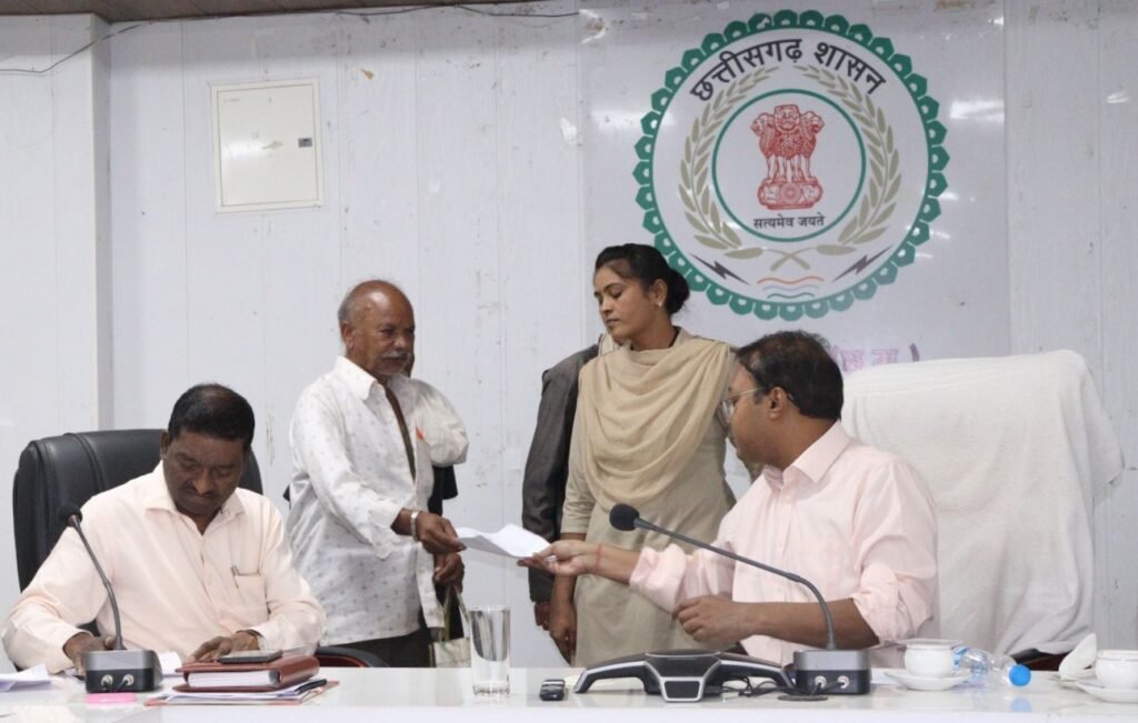 प्राथमिकता के साथ जनता की आम समस्याओं का हो रहा त्वरित निराकरण। कलेक्टर साहब का जन दर्शन बना आम नागरिकों के लिए सबसे बड़ी सुविधा का केंद्र. मंगलवार को भी कलेक्टर तोपनो साहब ने जनदर्शन में सुनी समस्याएं. कलेक्टर साहब ने कहा- समय पर जनता का काम नहीं करने वाले अधिकारियों पर भी होगी अनुशासन की कारवाई प्राथमिकता के साथ जनता की आम समस्याओं का हो रहा त्वरित निराकरण। कलेक्टर साहब का जन दर्शन बना आम नागरिकों के लिए सबसे बड़ी सुविधा का केंद्र. मंगलवार को भी कलेक्टर तोपनो साहब ने जनदर्शन में सुनी समस्याएं. कलेक्टर साहब ने कहा- समय पर जनता का काम नहीं करने वाले अधिकारियों पर भी होगी अनुशासन की कारवाई kshititech