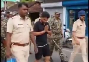 बंगाल के पुष्पा जहांगीर खान को आखिरकार पुलिस ने करवा ही दी जनता के सामने उठक बैठक. लोगों को प्रताड़ित करने का आरोप है खान पर बंगाल के पुष्पा जहांगीर खान को आखिरकार पुलिस ने करवा ही दी जनता के सामने उठक बैठक. लोगों को प्रताड़ित करने का आरोप है खान पर kshititech