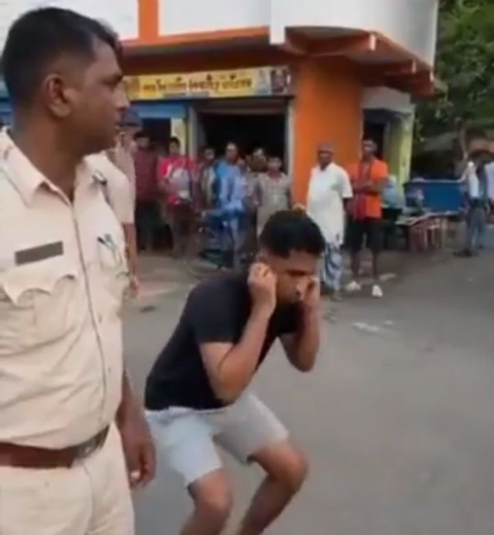 बंगाल के पुष्पा जहांगीर खान को आखिरकार पुलिस ने करवा ही दी जनता के सामने उठक बैठक. लोगों को प्रताड़ित करने का आरोप है खान पर बंगाल के पुष्पा जहांगीर खान को आखिरकार पुलिस ने करवा ही दी जनता के सामने उठक बैठक. लोगों को प्रताड़ित करने का आरोप है खान पर kshititech