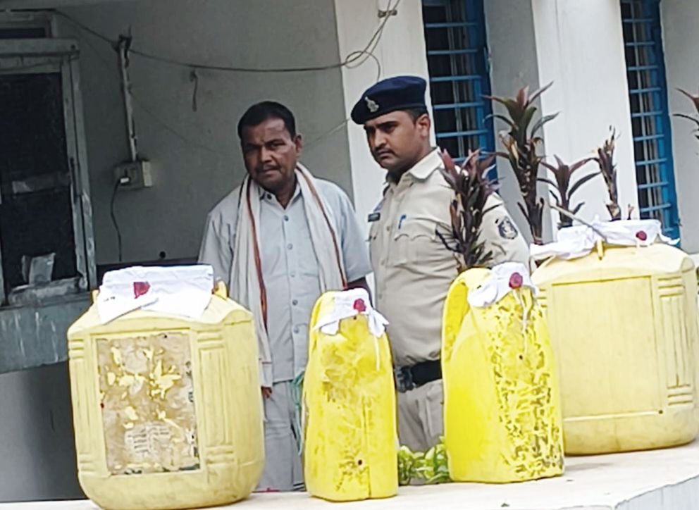 शराब कोचियों के खिलाफ बाराद्वार पुलिस की बड़ी कार्रवाई- 40 लीटर अवैध महुआ शराब करी जब्त. थाना प्रभारी नरेंद्र यादव के नेतृत्व में हो रही कार्रवाई. एसपी साहब. एडिशनल एसपी एवं एसडीओ पुलिस के नेतृत्व में पुलिस का लगातार चल रहा छापामार अभियान शराब कोचियों के खिलाफ बाराद्वार पुलिस की बड़ी कार्रवाई- 40 लीटर अवैध महुआ शराब करी जब्त. थाना प्रभारी नरेंद्र यादव के नेतृत्व में हो रही कार्रवाई. एसपी साहब. एडिशनल एसपी एवं एसडीओ पुलिस के नेतृत्व में पुलिस का लगातार चल रहा छापामार अभियान kshititech