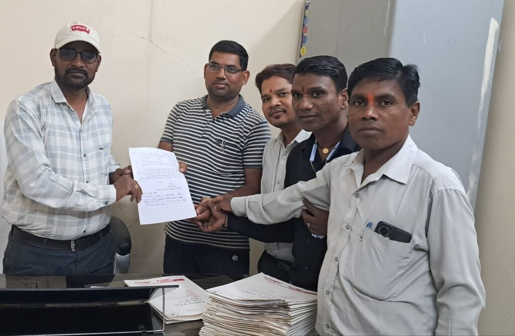 13 जुलाई से अनिश्चितकालीन हड़ताल पर जाएंगे नगर पंचायत बाराद्वार के नियमित कर्मचारी. 17 जून को कर्मचारियों ने दिया ज्ञापन. इंजीनियर. सफाई दरोगा सब जाएंगे हड़ताल पर. पांच सूत्रीय मांगों को लेकर रायपुर में बैठेंगे धरने पर. संघ के संगठन मंत्री विकास देवांगन ने दी जानकारी kshititech
