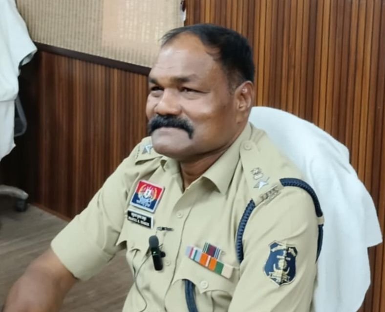 बड़ी खबर -शक्ति जिले में पुलिस की छवि धूमिल करने वाले आरक्षक को किया गया निलंबित. जिले के पुलिस कप्तान ठाकुर साहब की बड़ी कार्रवाई बड़ी खबर -शक्ति जिले में पुलिस की छवि धूमिल करने वाले आरक्षक को किया गया निलंबित. जिले के पुलिस कप्तान ठाकुर साहब की बड़ी कार्रवाई kshititech